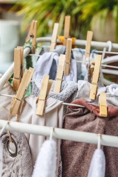 Wit en gekleurd linnen te worden gedroogd op de waslijn met hout — Stockfoto