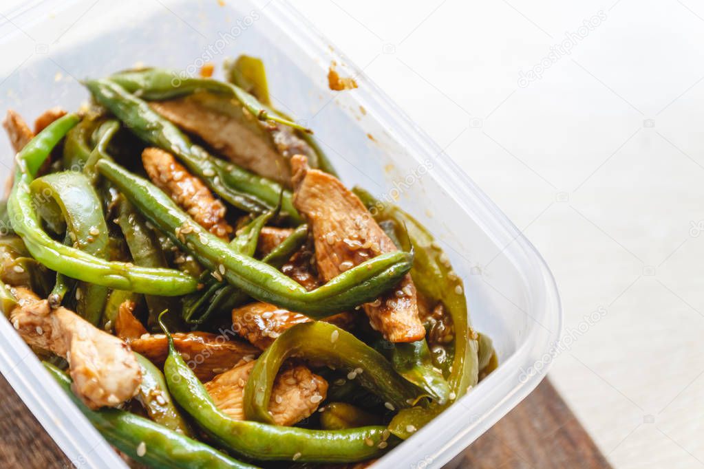 Chicken stew and green beans in plastic ovens for cold storage o