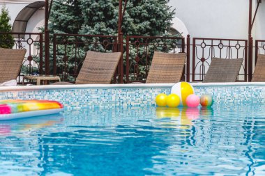 Şişme su faaliyetleri, topları, şilteler, daireler, tüpler f