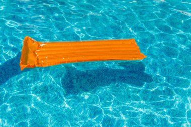 Şişme su faaliyetleri şilteler su üzerinde float