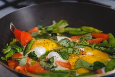 Sebze ve otlar ateşe t bir tavada kızarmış yumurta