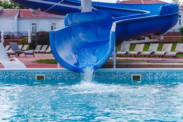 Wasserspaß im Pool, Rutsche. Konzept, fröhlich, frech hell co — Stockfoto