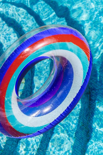 Activités aquatiques gonflables cercles tuba flottant sur l'eau en t — Photo