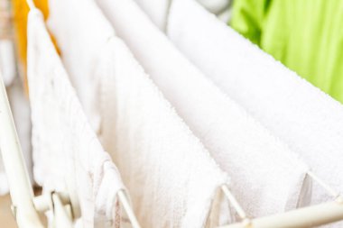 Beyaz ve renkli nevresimler ve havlular çamaşırlara kurutulur
