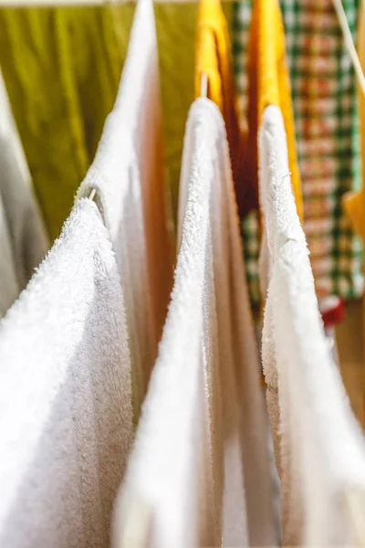 Ropa blanca y de color y toallas para secar en el tendedero — Foto de Stock