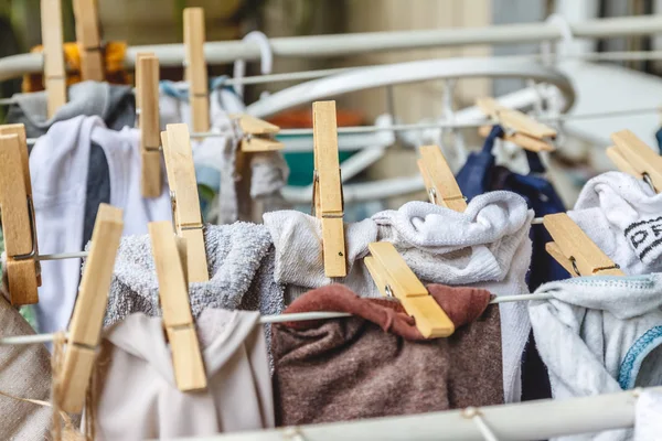 Ropa blanca y de color para secar en el tendedero con madera — Foto de Stock