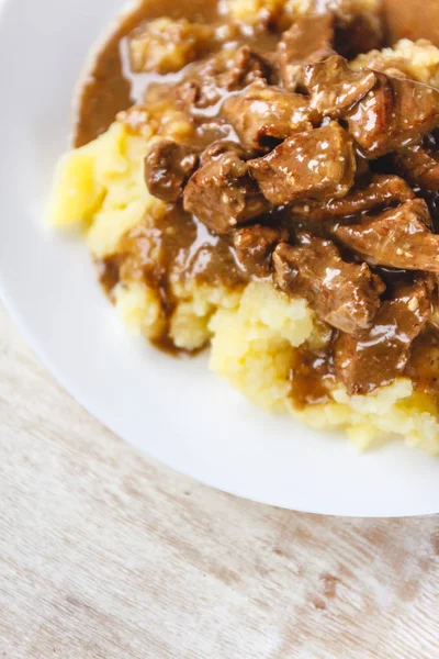 Braised beef, beef stroganoff with gravy on mashed potatoes. Clo — Stock Photo, Image
