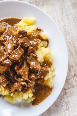 Kızarmış sığır eti, bifteği patates püresi ile Sığır straganof. Clo