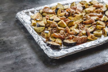 Koyu arka planda pişmiş tavuk ve patlıcan. Üst görünüm.