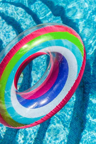 Atividades aquáticas infláveis círculos tuba flutuar na água em t — Fotografia de Stock