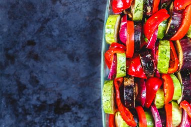 Çeşitli farklı parlak ve sulu pişmiş sebzeler, kabak, 