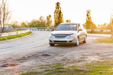 Gün ışığında yolda binek araç sedan, yakın çekim