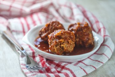 Et, domates soslu tavuk köftesi. Close. Kavram o