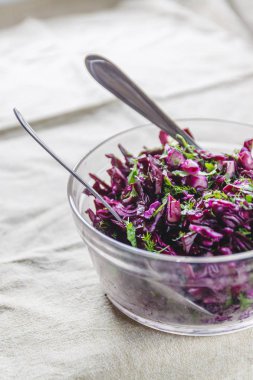 Bir cam kase otlar ve fındık ile taze mavi lahana salatası 