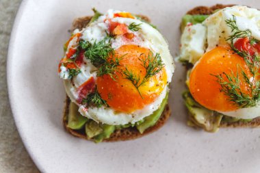 Kahvaltı avokado ile iki tost servis, sebze ile kızarmış yumurta