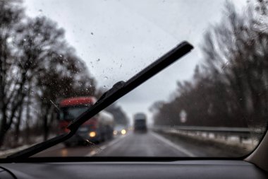 Yağmur akşam arabanın ön camından Fotoğraf, 