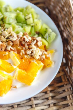 Süzme peynir ve portakal, kivi, fındık ile kremsi tatlı s