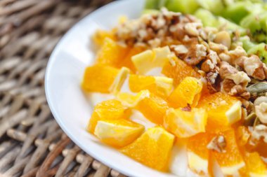 Süzme peynir ve portakal, kivi, fındık ile kremsi tatlı s