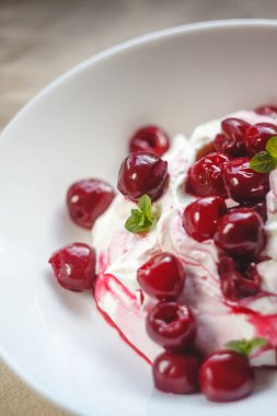 Kiraz ve nane fo ile süzme peynir krem ve krem tatlı