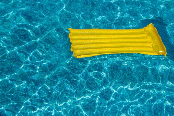 Les matelas gonflables flottent sur l'eau dans le — Photo