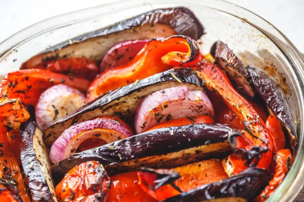 Verduras al horno tomates, berenjenas, cebollas azules, calabacín, zuc —  Fotos de Stock