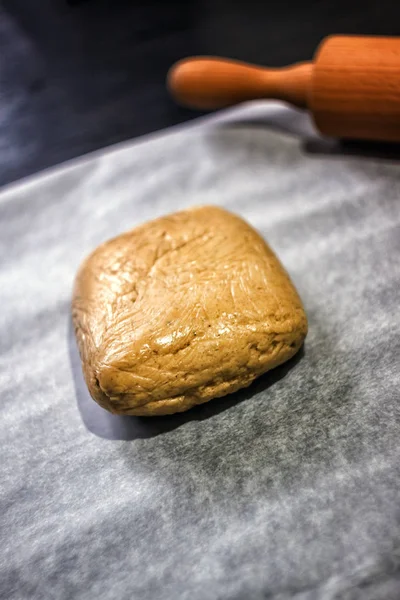 Pasta di zenzero sabbioso impastato in stile retrò su uno sfondo scuro — Foto Stock