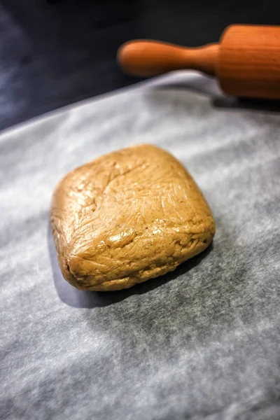 Sandy ginger dough kneaded in retro style on a dark background — Stock Photo, Image