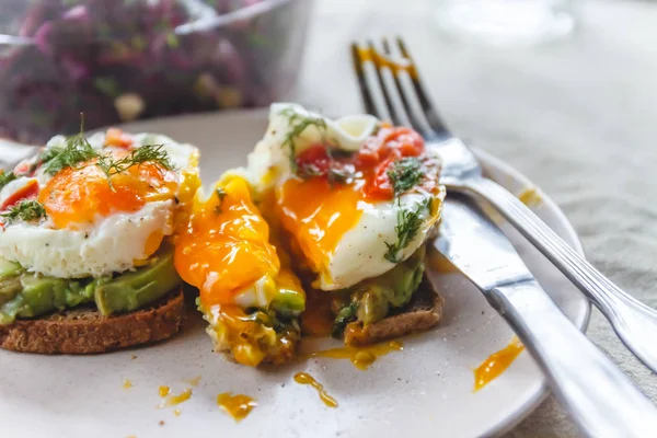 Pequeno-almoço servido de duas torradas com abacate, ovos fritos com veg — Fotografia de Stock