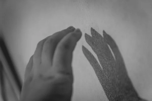 手和她的影子在墙上。黑白相间。单色 — 图库照片