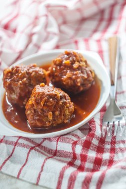 Et, domates soslu tavuk köftesi. Close. Kavram o
