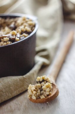 Mantarlı bulgur lapası tenceresi için pişirilir. Concep