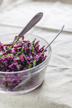 Bir cam kase otlar ve fındık ile taze mavi lahana salatası 