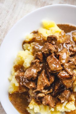 Kızarmış sığır eti, bifteği patates püresi ile Sığır straganof. Clo