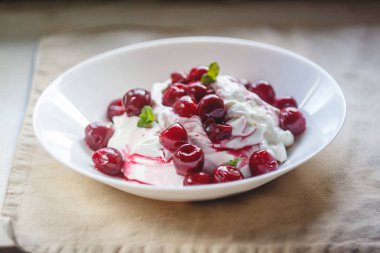 Kiraz ve nane fo ile süzme peynir krem ve krem tatlı