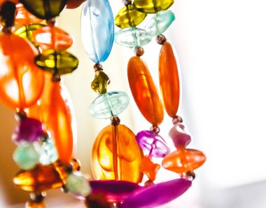 Parlak çok renkli cam boncuklar yakın çekim. Bulanıklaştırma ve soyutlama.