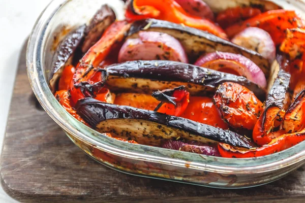 Verduras al horno tomates, berenjenas, cebollas azules, calabacín, zuc —  Fotos de Stock