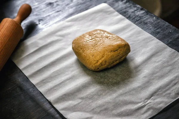 Pasta di zenzero sabbioso impastato in stile retrò su uno sfondo scuro — Foto Stock