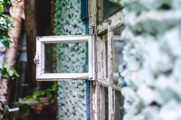 В старом деревенском доме открылось небольшое окно — стоковое фото