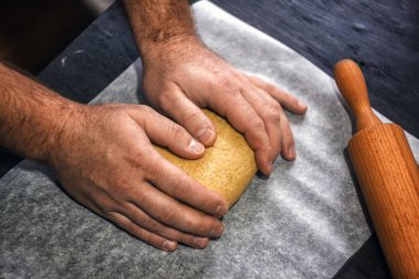 adamın elleri koyu bir arka plan üzerinde retro tarzında hamur yoğurun