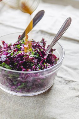Bir cam kase otlar ve fındık ile taze mavi lahana salatası 