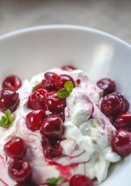 Kiraz ve nane fo ile süzme peynir krem ve krem tatlı