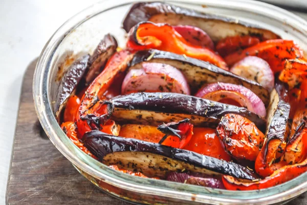 Verduras al horno tomates, berenjenas, cebollas azules, calabacín, zuc —  Fotos de Stock