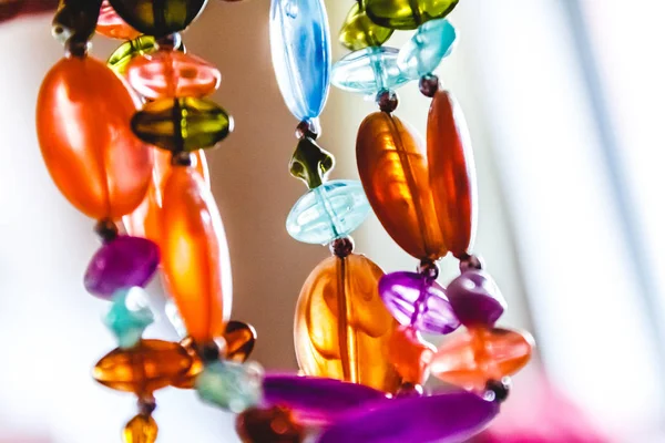 Perles de verre multicolores lumineuses en gros plan. Flou et abstraction . — Photo