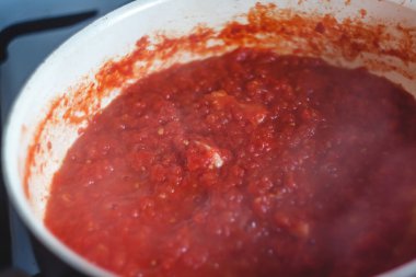 bir tencerede domates marinara sos pişirme süreci