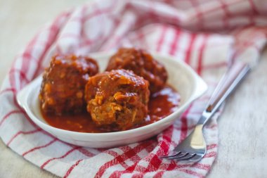 Et, domates soslu tavuk köftesi. Close. Kavram o