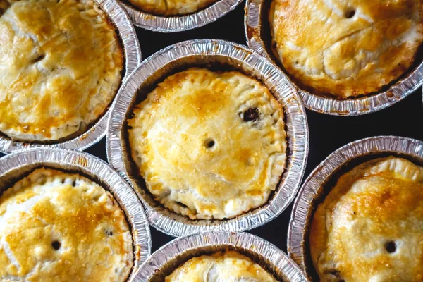 Mini quiche cerrado relleno de carne y champiñones, fruta — Foto de Stock