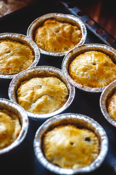 Mini quiche cerrado relleno de carne y champiñones, fruta — Foto de Stock