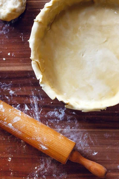 Cooking process. Indoor American apple pie with shortcrust pastr — Stock Photo, Image