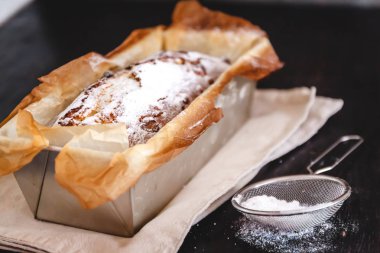 Bir metal bakin pudra şekeri ile dikdörtgen sermaye cupcake