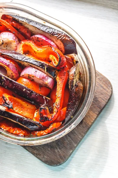 Verduras al horno tomates, berenjenas, cebollas azules, calabacín, zuc —  Fotos de Stock